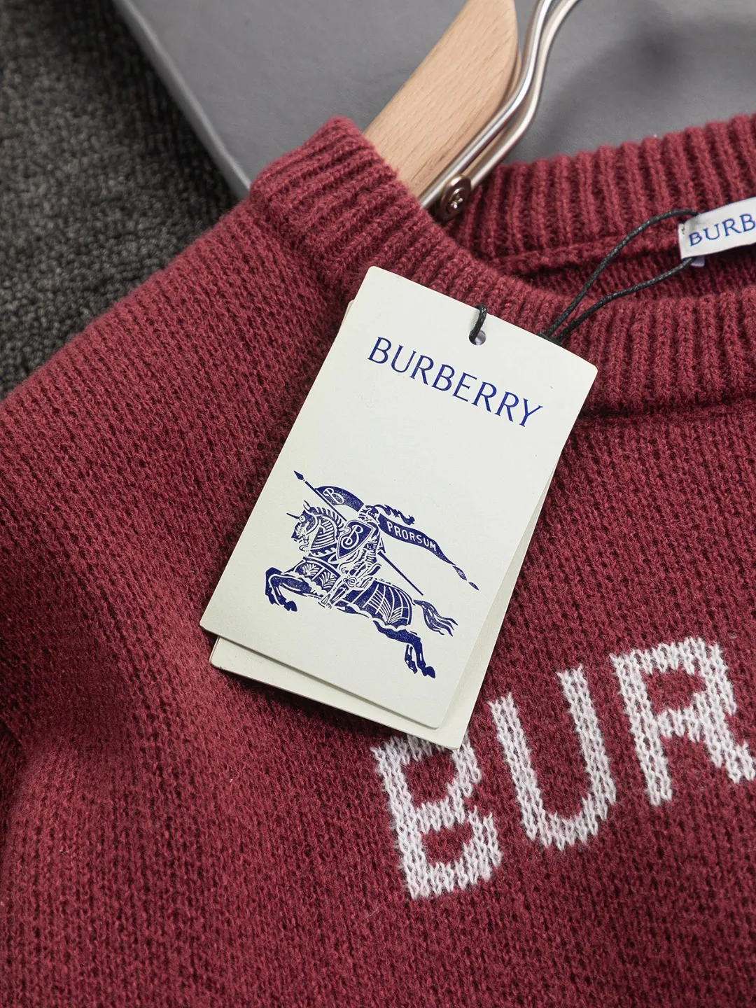 BURBERRY BBR bbr S-Xl BBR 25SS New Arrival New Arrival logo 🪡 50% 35% 15% T ，B ， ， Khaki ~~ ， B LOGO ， ， ， ！ Black White ， ， ~~ Classic ！！ ， ， ， Breathable ~ ！！Size：S-XL， ：Khaki Red ： S： 41- 51- 66 M： 43- 53- 68 L： 45- 55- 70 XL: 47- 57- 72